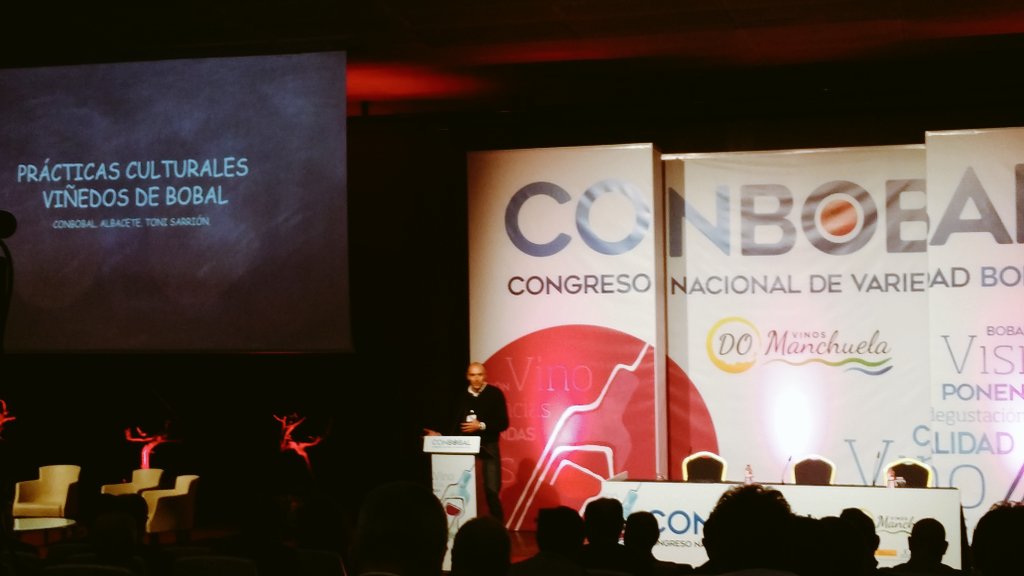 agromap_ing's tweet photo. Toni Sarrion de @Mustiguillo y presidente de @GrandesPagos explica las mejores prácticas culturales para la variedad Bobal en el congreso #ConBobal @DOManchuela https://t.co/MXg1poWQZa