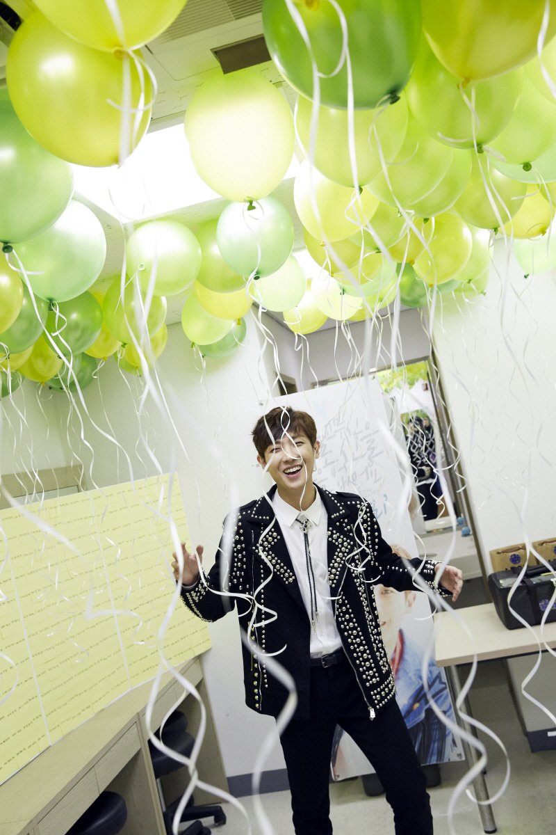 26_official_fc's tweet photo. 띵동, #이준 의 입대 전 선물이 도착했습니다 ♥ (feat. 팬미팅 비하인드)
(출처 : 프레인TPC | 네이버 포스트) https://t.co/7hDGgDpWVf https://t.co/YUJZnqFGtl
