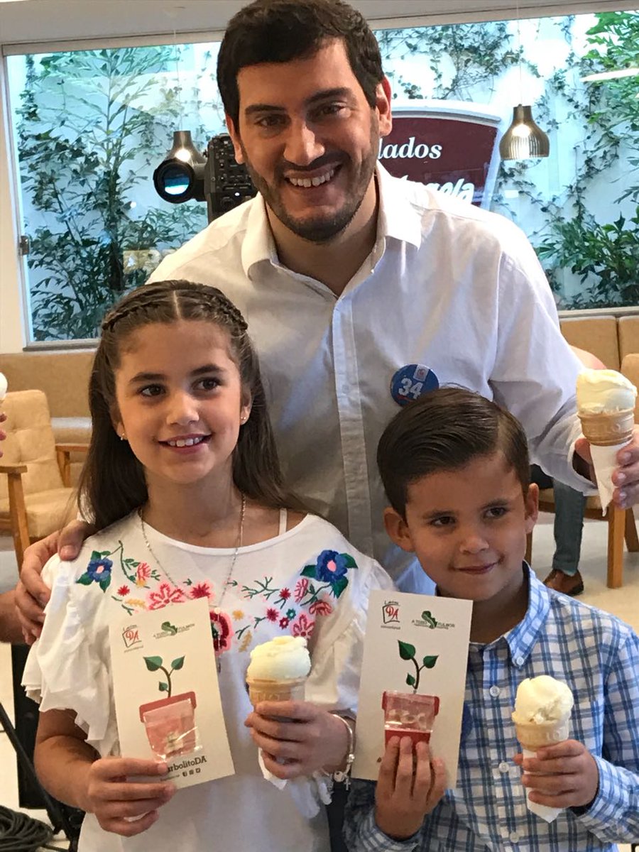 victorhugopy's tweet photo. Iniciamos una linda alianza con los amigos de @DonaAngelaPY. Hoy comprando en cualquiera de sus sucursales te llevas una maceta con semillas. Al mes, traes tu lapachito y llevas 1 kilo de helado gratis 😍 https://t.co/mod2hrzK4O
