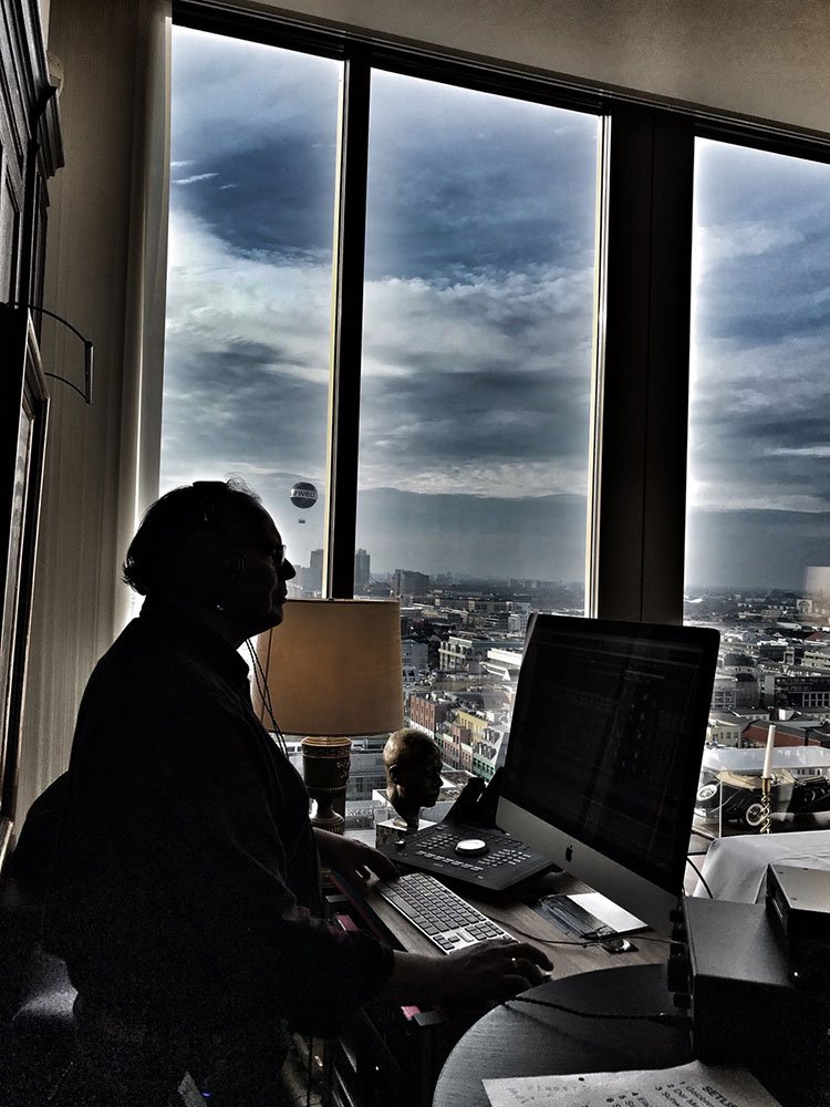 RemRecNet's tweet image. Der Himmel über Berlin / The Heaven Over Berlin.
Ronald Prent on the 19th floor in the Axel Springer Journalisten-Club streaming a Peter Maffay performance using our RemoteTaxiFlightpack.
#Flexitrailer #remoterecordingnetwork #klangöl #remotetaxi