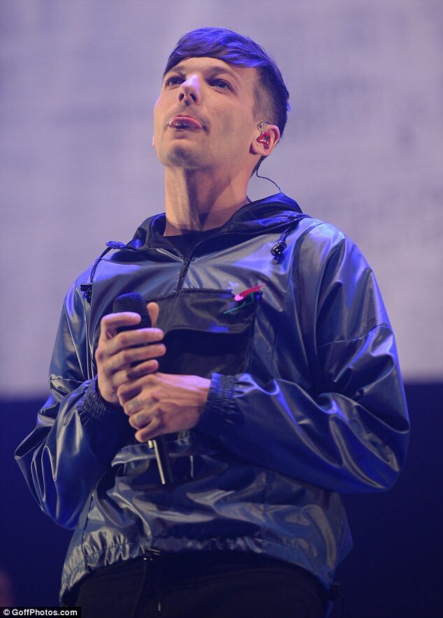 louistomitalia's tweet photo. #LouisKey103 ~ Louis sul palco ieri a Manchester al Key 103 Live💞 https://t.co/idJ1Kh3USR