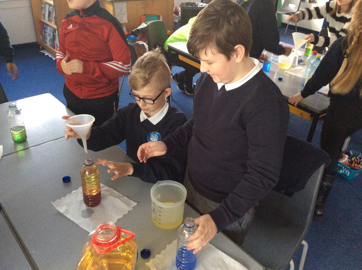 MrsCosgrove2's tweet photo. Today we made our own lava lamps. It was fun and relaxing to watch the liquids separate! #seriousaboutscience https://t.co/uSe2d2BnzY