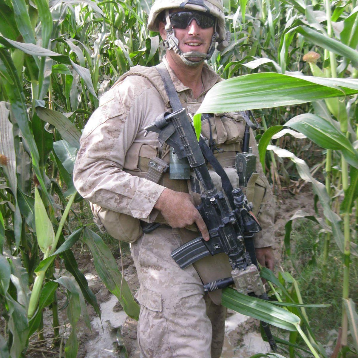 IVotedTrump2016's tweet photo. @foxandfriends My brother- My Hero. 20 years active duty and several overseas deployments. Robert Smith thank you. https://t.co/mcDgjdZULr