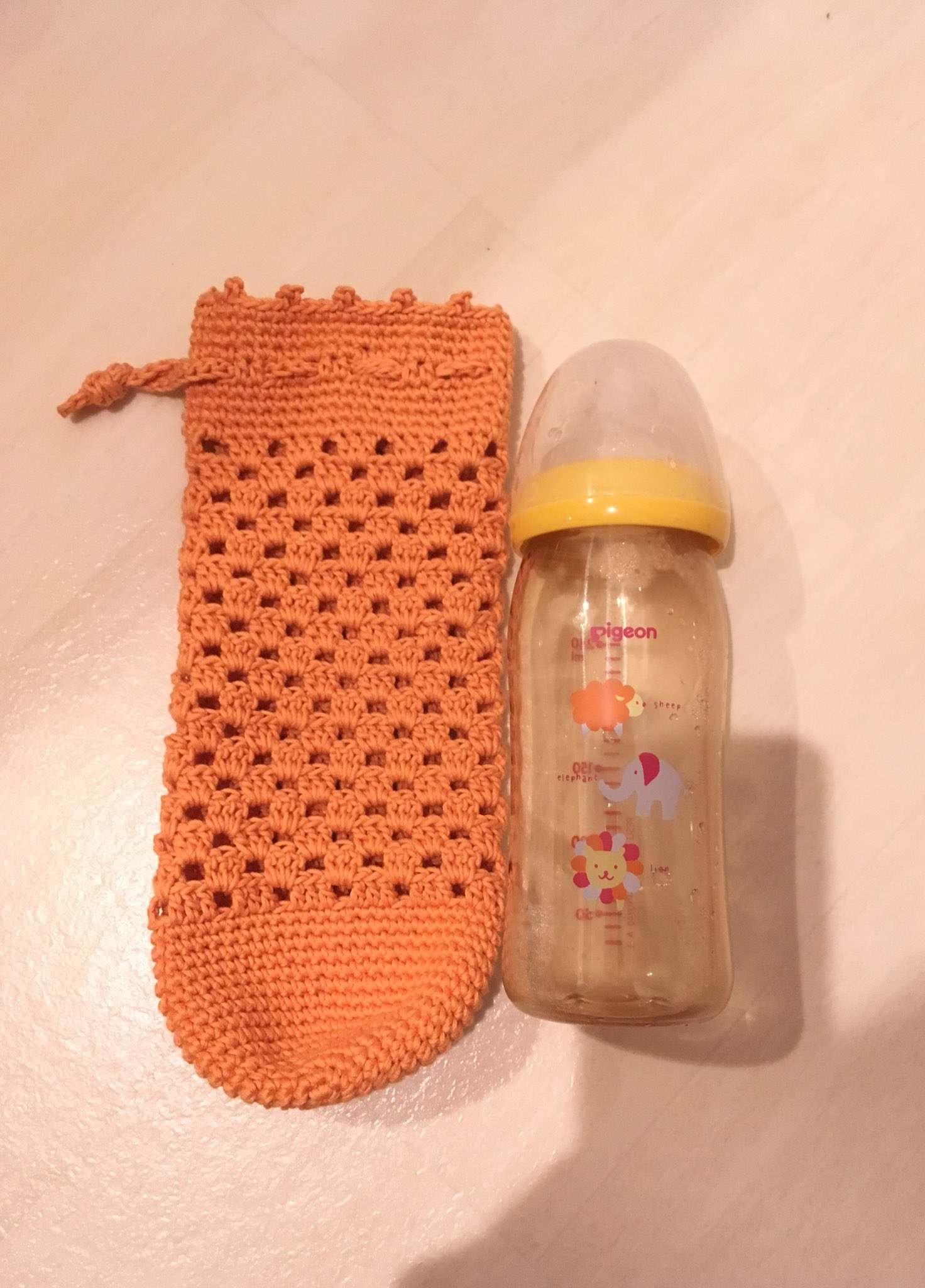 Momo Labolab Atelier Mati さんの長編みで編むペットボトルカバーをアレンジして 哺乳瓶ケース作りました ஐ ᵕ 人 ᵕ ஐ サイズぴったりでテンション上がる 哺乳瓶ケース 編み物部 色違いも作ろうかな 2人目育児は