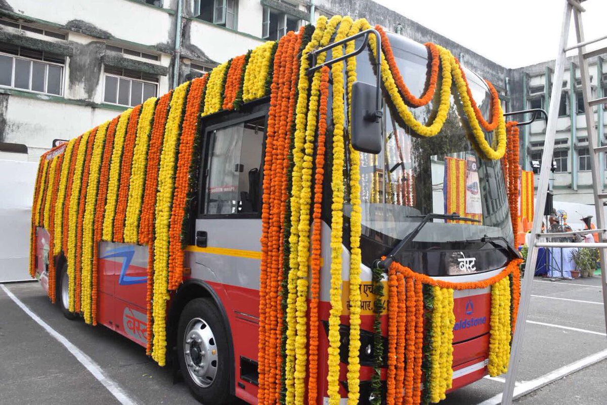 misagarpardeshi's tweet photo. वचनपूर्ती शिवसेनेची!!! पर्यावरणस्नेही Electric Bus चे आज युवासेना प्रमुख श्री. आदित्यजी ठाकरे यांच्या शुभहस्ते लोकार्पण @AUThackeray @ShivSena @Saamanaonline @AnilKokil https://t.co/i2nkQwZoYz