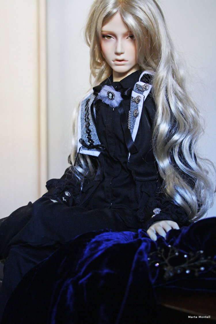 MartaMontell's tweet photo. Hoy ha tocado cambiarle la ropa a Ámbar, para dejar paso a Lord Dorado ♥Echo de menos este hobby, a ver si me ánimo porque me gusta mucho!!! #BJD #Ámbar #Amber #LordDorado #LordGolden #RobinHobb #TheFool #Bufón #doll #photo #Photography https://t.co/b4ur9ojHTW