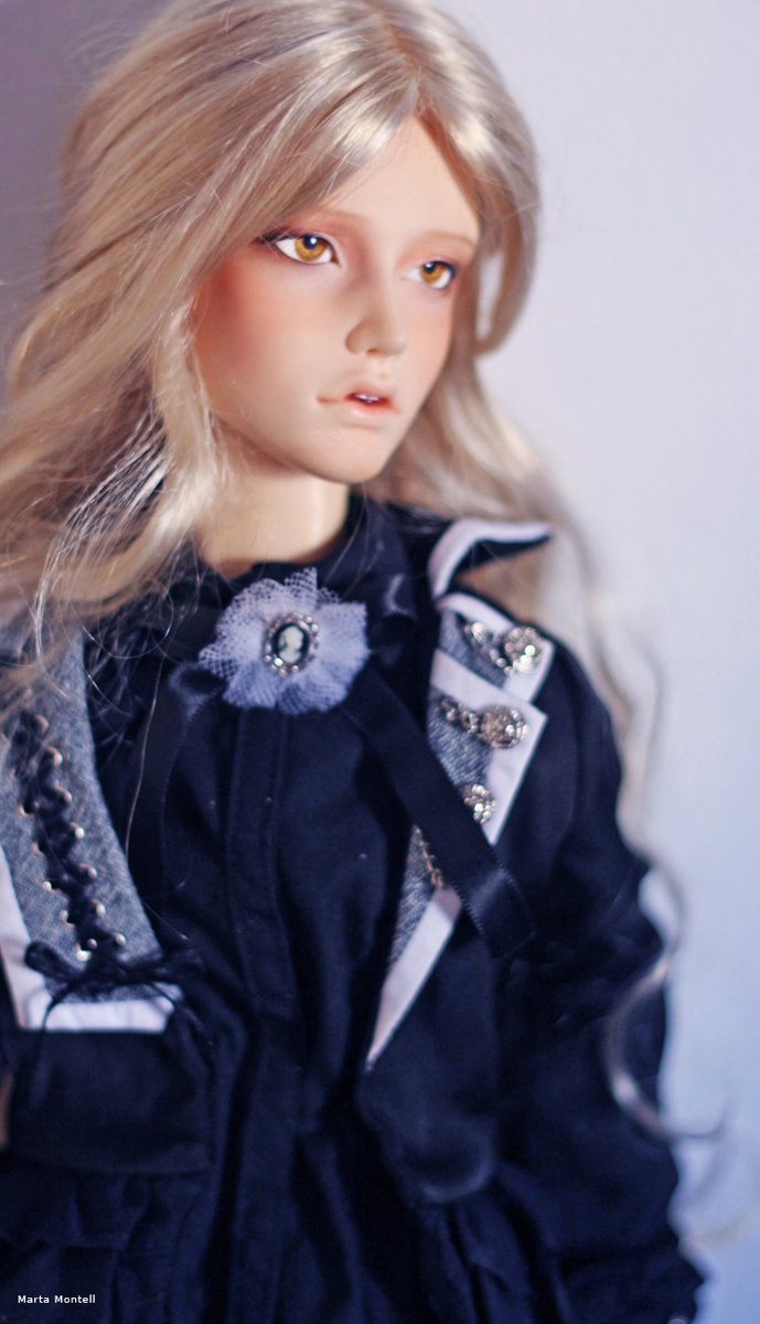 MartaMontell's tweet photo. Hoy ha tocado cambiarle la ropa a Ámbar, para dejar paso a Lord Dorado ♥Echo de menos este hobby, a ver si me ánimo porque me gusta mucho!!! #BJD #Ámbar #Amber #LordDorado #LordGolden #RobinHobb #TheFool #Bufón #doll #photo #Photography https://t.co/b4ur9ojHTW