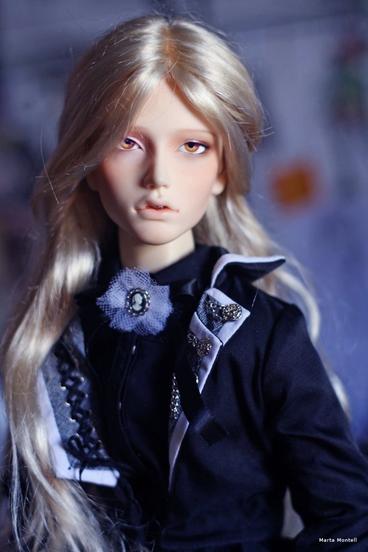MartaMontell's tweet photo. Hoy ha tocado cambiarle la ropa a Ámbar, para dejar paso a Lord Dorado ♥Echo de menos este hobby, a ver si me ánimo porque me gusta mucho!!! #BJD #Ámbar #Amber #LordDorado #LordGolden #RobinHobb #TheFool #Bufón #doll #photo #Photography https://t.co/b4ur9ojHTW