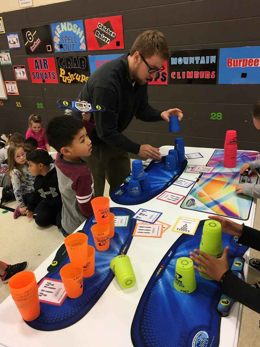 lisajean9's tweet photo. Our student teacher in art ❤️’s to stack! Thanks for joining in, Mr. McBride! @FSESFriendship #Stackup2017 https://t.co/IHuiiYlb0I