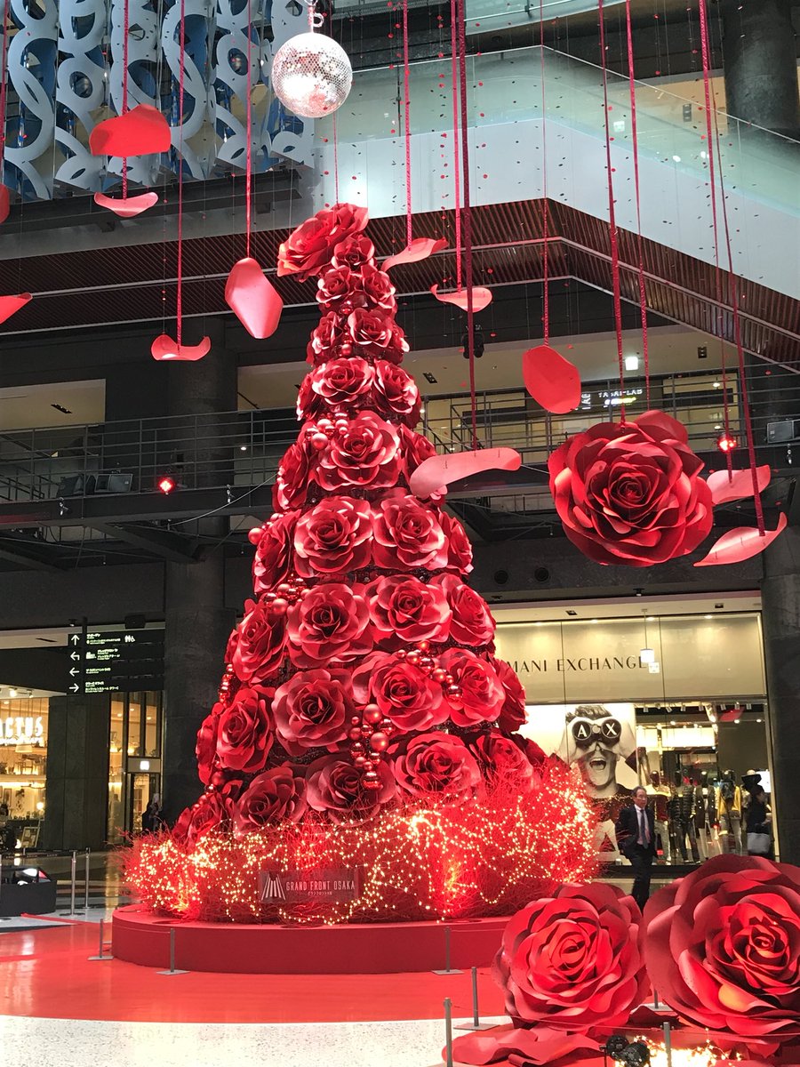 yahitei's tweet photo. グランフロントのクリスマスツリーを見て来ました！
一面華やいだ薔薇の空間になって素敵でした☺️

#グランフロント  #クリスマスツリー https://t.co/bG6hcfNDzn