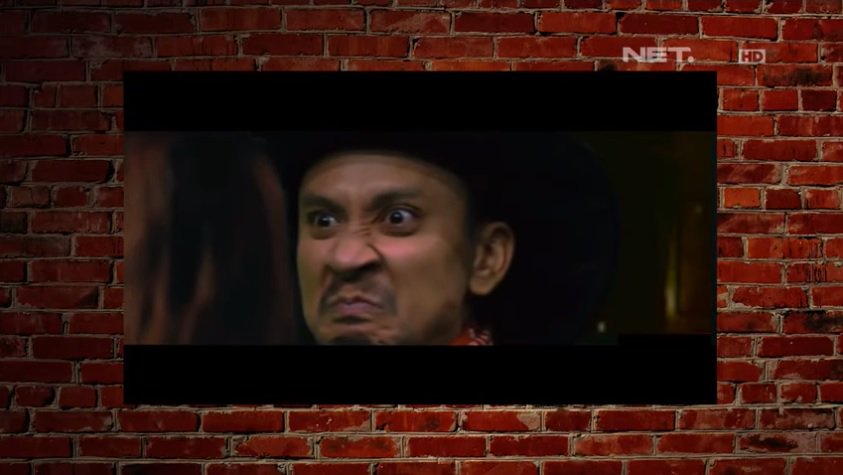 TonightShow_NET's tweet photo. Oh, ternyata Vincent dan Desta bisa tenang jadi koboi dan main piano gitu karena abis makan Kit Kat yang bisa bikin mereka tenang dan fokus, dan juga bisa mencairkan suasana. Tuh, buktinya sampe joget-joget gitu. #MiniBREAKVideo @KitKat_ID https://t.co/OsBGxl5hCQ