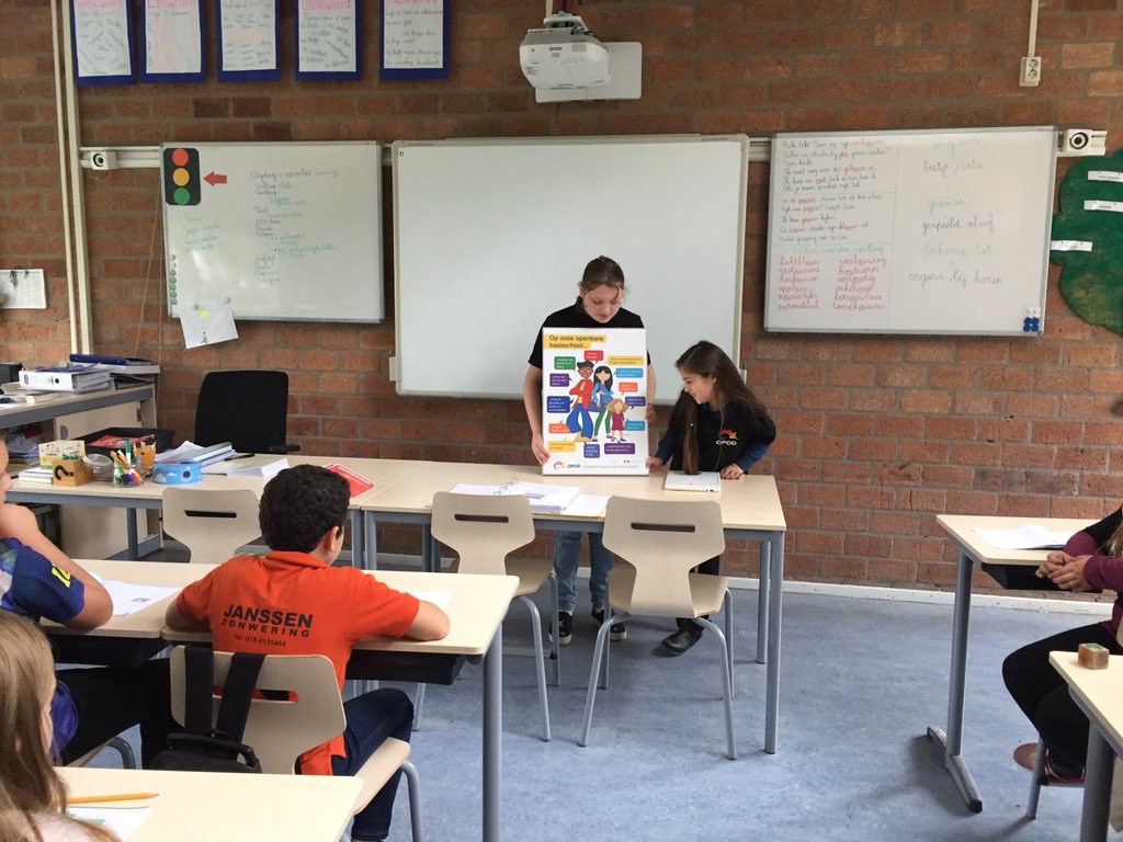 De_Keerkring's tweet photo. @OPOD_Dordrecht En gelijk de klassen in met de kindbeloften posters! https://t.co/qQEZqQEREd