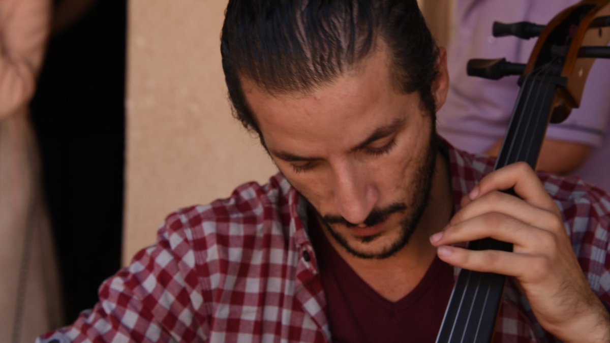 RudiVranckx's tweet photo. We stuurden 100 instrumenten naar #Mosul. Maar wie zijn de muzikanten die deze in handen kregen? Maak kennis in deze #longread:  https://t.co/q8SClAi8VJ https://t.co/EhIDRta9zz