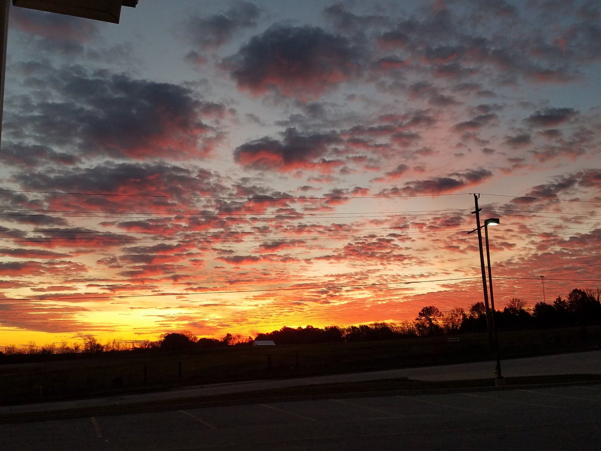 latchkeyducks's tweet photo. Enjoy this Beautiful morning! Happy Friday #lookatthatsky #chillyfallmorning #proud2blatchkey https://t.co/NgmXgg9luP
