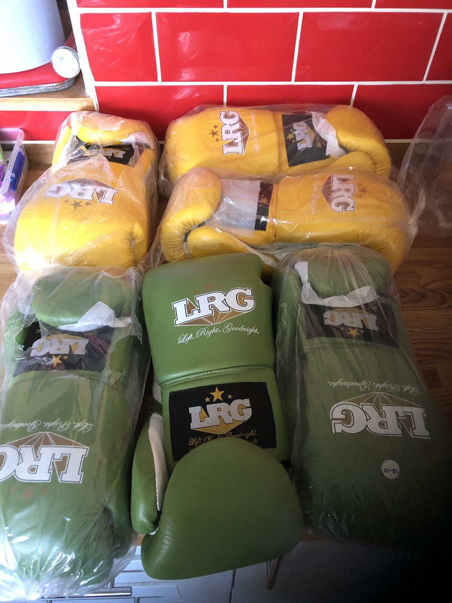 Ebaboxing's tweet photo. New gloves arrived for tomorrow thanks to @SamKynoch for sorting them out for us. https://t.co/BpKjFgjEGp