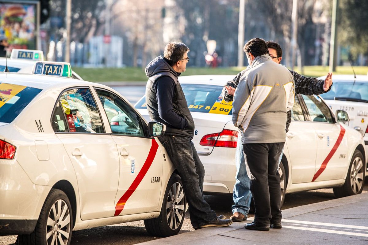 elmundotoday's tweet photo. El gremio del taxi alerta de que no hay suficientes conductores para comentar el tema de Cataluña https://t.co/KxPLYXHzRH https://t.co/k4a8RhgKPX