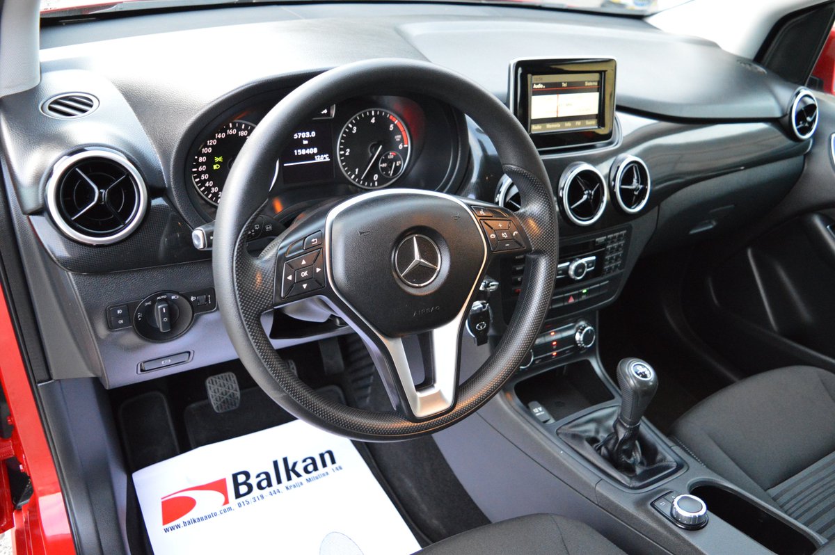 balkan_auto's tweet photo. Koleginice je osvojio ovaj zgodni #Mercedes #b200 👌Crvena boja savršeno pristaje strastvenim , uspešnim i jakim osobama 💥Detalji o vozilu https://t.co/mwiNUivtMC Svratite na plac da ga pogledate #StaroSajmiste #NoviBeograd #BalkanAuto 066277000 https://t.co/TgBYYjxtvt