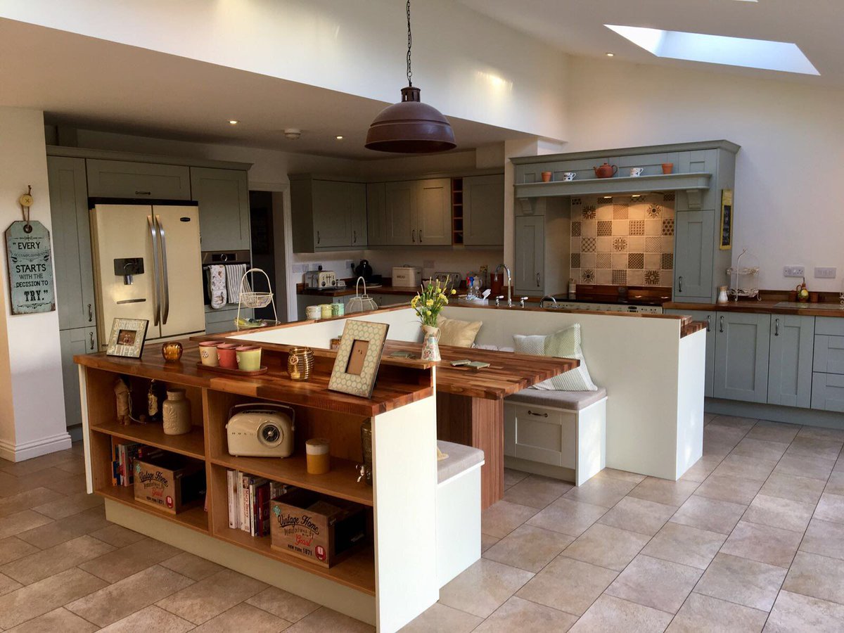 kitchenbrokeruk's tweet photo. What an amazing project to design and install. Madison Painted Sage Green with Cotton White. @Kitchen_Stori  #Gloucestershire #realkitchens #shaker https://t.co/smXLLfsTTO