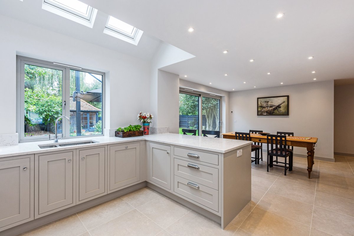 HamptonsMhead's tweet photo. Stunning detached #familyhome which has been thoughtfully designed to offer luxurious, #contemporary #accommodation with a spacious, light and airy feel. Westerly facing gardens within the sought after #RiverArea of #Maidenhead, just a short distance from #BoultersLock. https://t.co/Qi6c1Cib7O