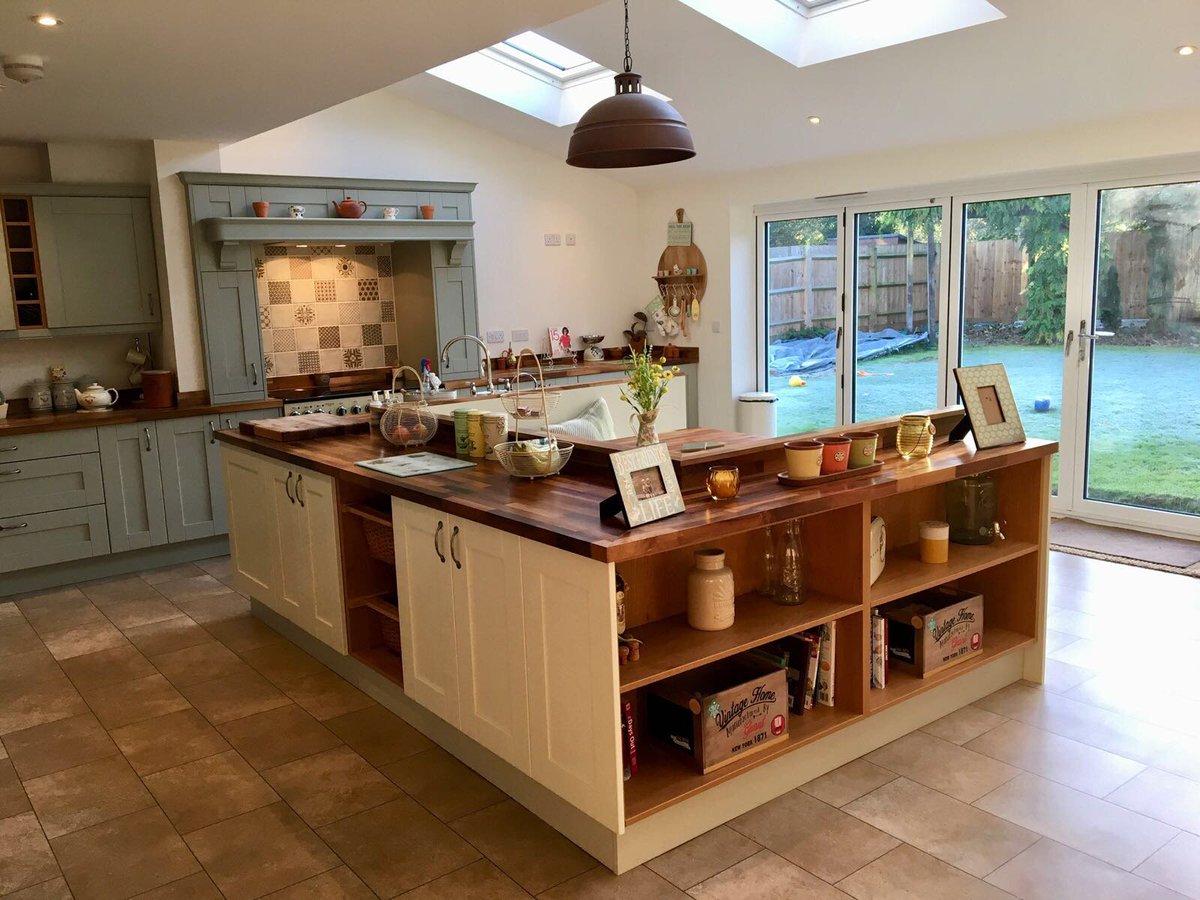 kitchenbrokeruk's tweet photo. What an amazing project to design and install. Madison Painted Sage Green with Cotton White. @Kitchen_Stori  #Gloucestershire #realkitchens #shaker https://t.co/smXLLfsTTO