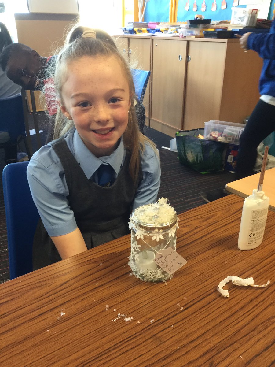 Suzieq1402's tweet photo. Christmas crafting with the creative P7 @StAnnesPrimary .Tee lite jars @casmc1972 @mrchurch79 https://t.co/4uLeAfilu1