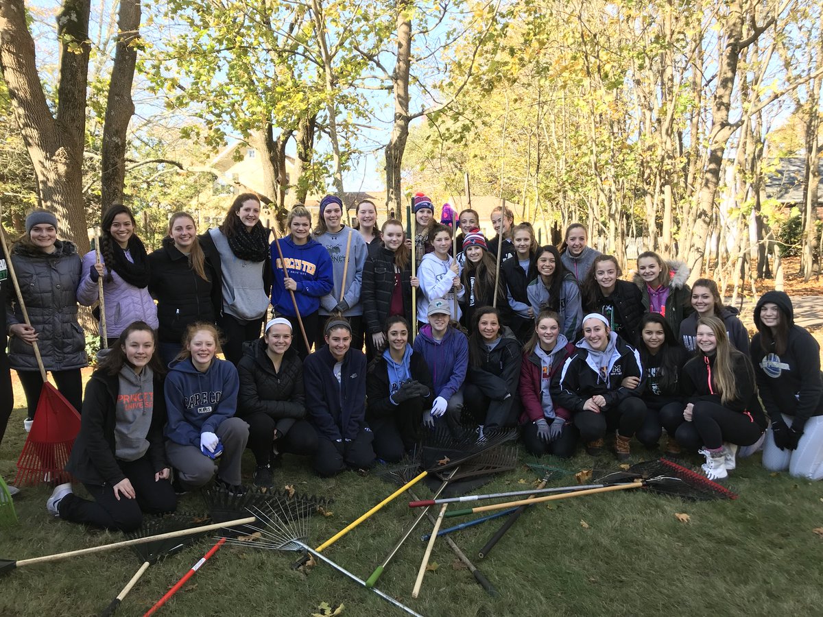 MANSFIELDVBALL's tweet photo. Thank you to all 3 teams for helping those in need today by raking leaves for our community! Happy Veterans Day! 🇺🇸🏐 https://t.co/ixrKnjTZCA
