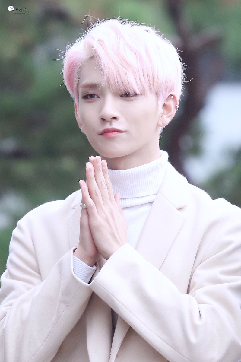 flushjisu's tweet photo. 171110 뮤직뱅크 미니팬미팅 #조슈아 #홍지수 #joshua #세븐틴 핑크 왕쟈님ㅠㅠㅠ🌈🌈🌈 https://t.co/bhrW7vFWzc