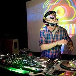 DVox83's tweet photo. Join us tonight 10.11.17 for #DNB @AfrodisiacRadio 10pm! Rolling vibes with me feat @meanteeth_dnb @Martyn_nytraM @bassbrothersdnb @_jamthieves+more! Then interview with my awesome guest #DJSnap b4 he whips out tha #raggajungle until midnight! Deets>https://t.co/8CH50KmCmb https://t.co/an8DH0MlmR