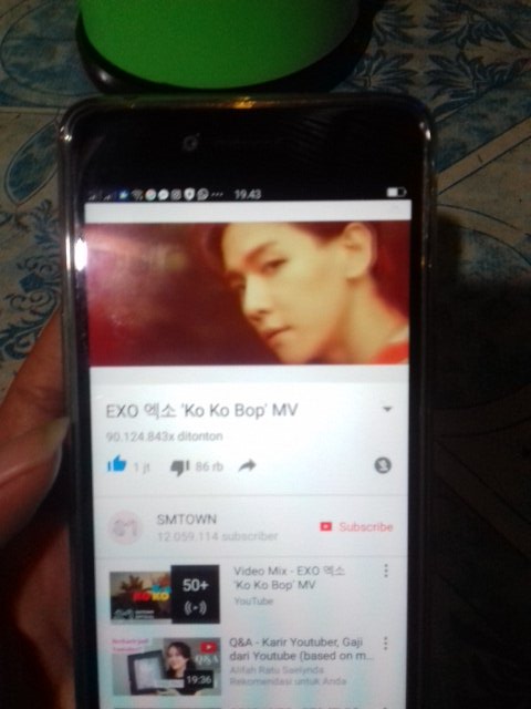 Buchensehun's tweet photo. Gara" kena limit gw pindah ke streaming aee #KeepVote_EXOLINA #EXO @weareoneEXO https://t.co/qV1jSWAeub
