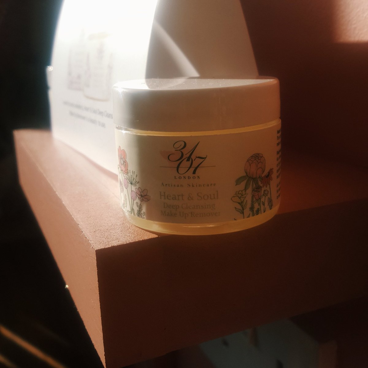 SIMPLYG_Hair's tweet photo. There's much to be said about discovering brands that you love.
The Mothership and I are hugely for @3107skincare's immensely satisfying Heart &amp; Soul Deep Cleansing Make Up Remover as part of our get home and unwind ritual. 
Now available in the salon https://t.co/1PWnMsHAVN