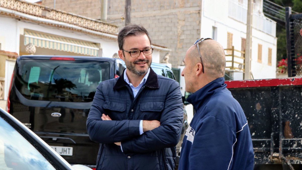 hila's tweet photo. Damos soluciones a los problemas de los vecinos, como en #Bellavista q podrán arreglar las calles. Hoy he visitado el barrio y me he reunido con los vecinos https://t.co/DnadD1pKmo