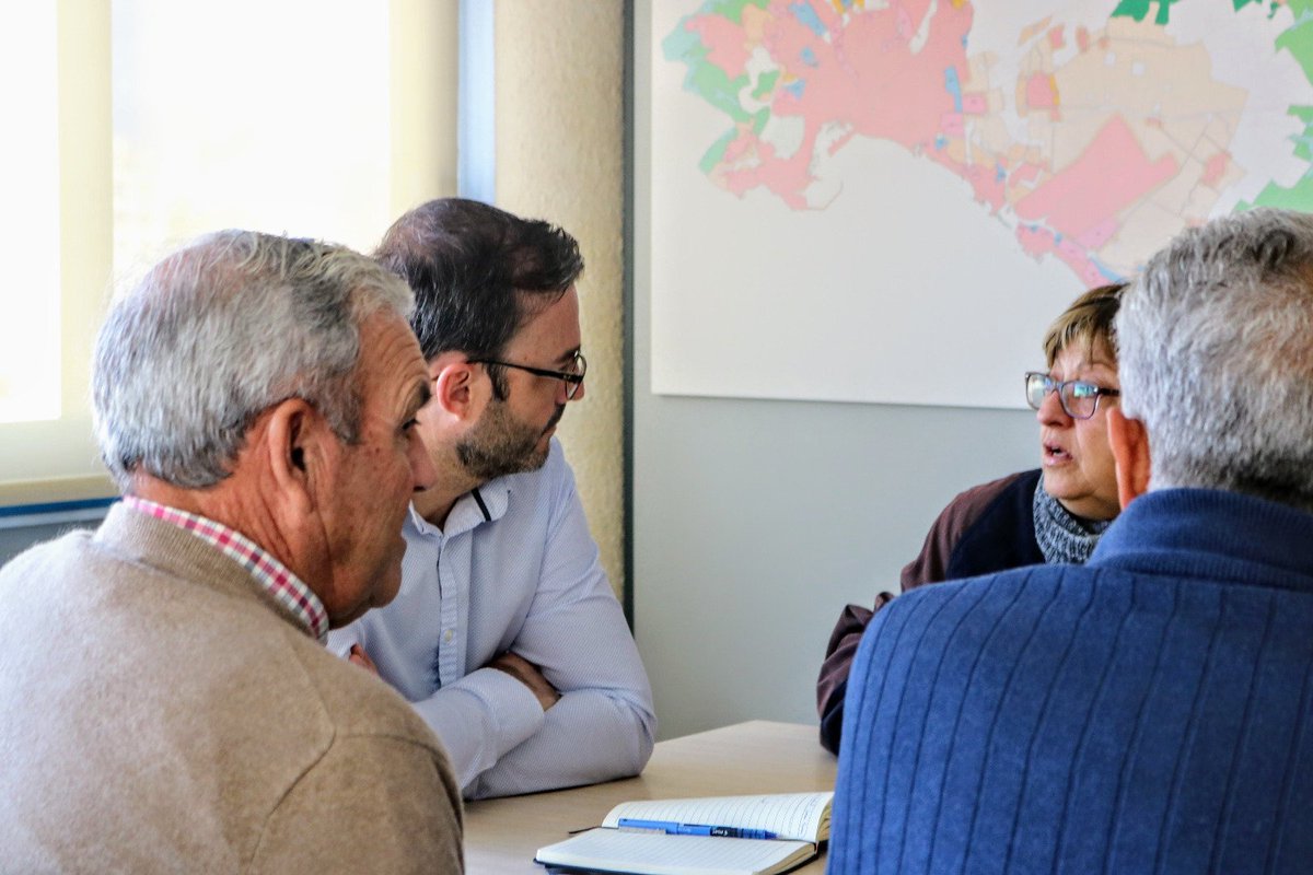 hila's tweet photo. Damos soluciones a los problemas de los vecinos, como en #Bellavista q podrán arreglar las calles. Hoy he visitado el barrio y me he reunido con los vecinos https://t.co/DnadD1pKmo
