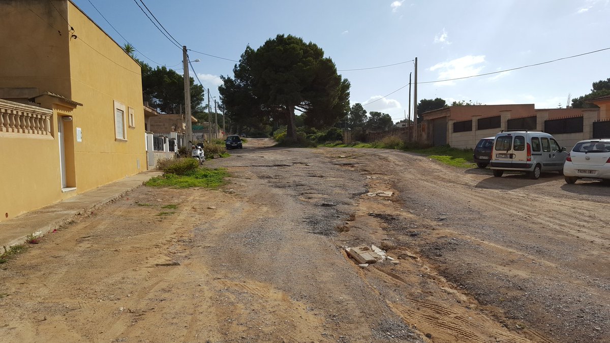 hila's tweet photo. Damos soluciones a los problemas de los vecinos, como en #Bellavista q podrán arreglar las calles. Hoy he visitado el barrio y me he reunido con los vecinos https://t.co/DnadD1pKmo
