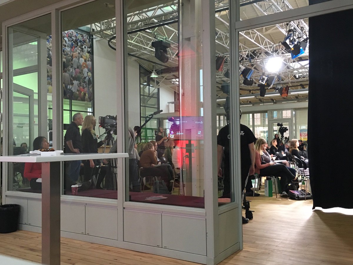 mmm_Berlin's tweet photo. Daniel Horsetzky erklärt wie Influencer Marketing funktioniert #mmmberlin #influencermarketing #mmmBerlin2017 https://t.co/PeDLHMAKrc