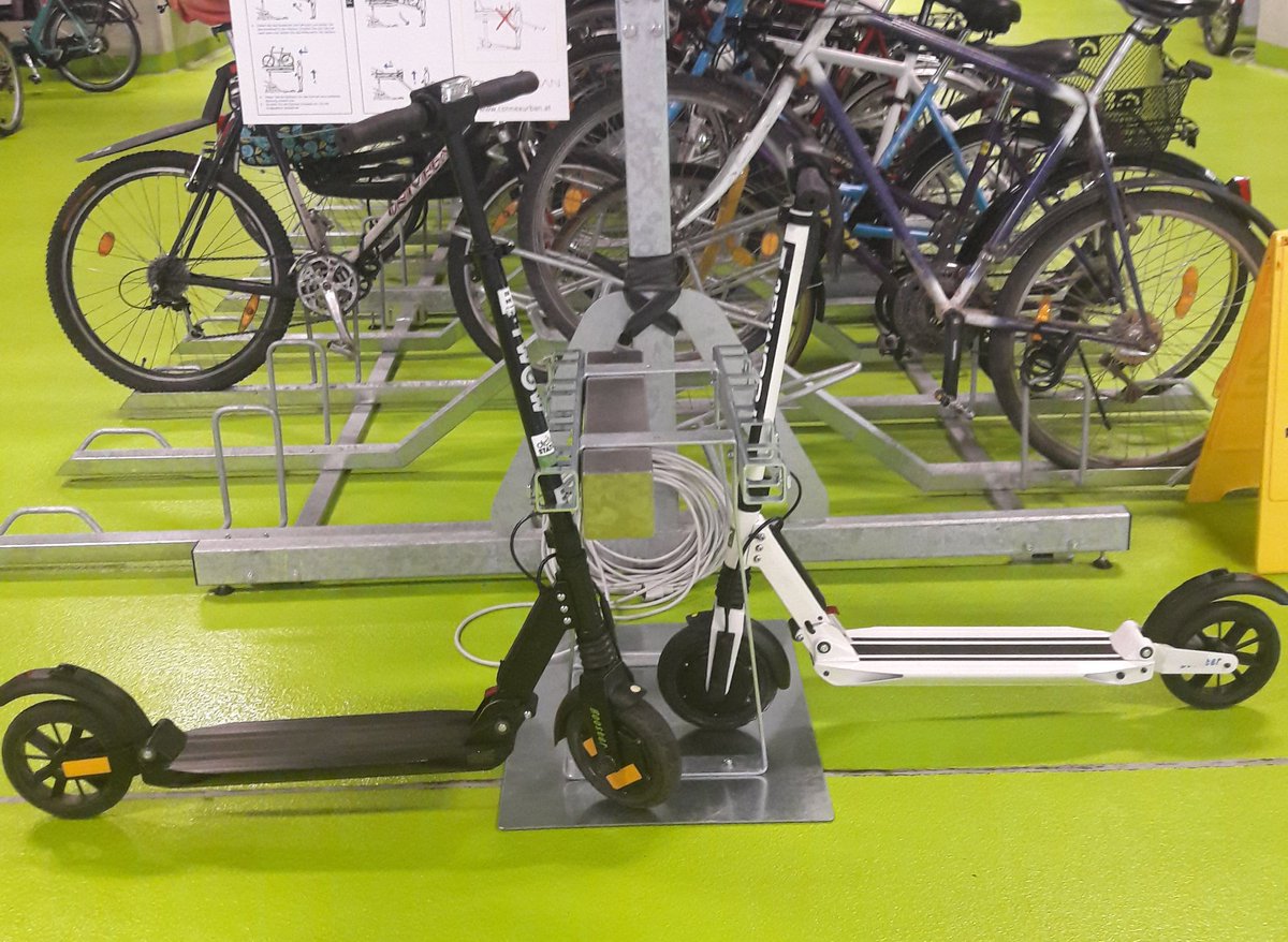 Rollerstop's tweet photo. Nun auch in der Radstation am wiener Hauptbahnhof: Rollerständer mit e_docking_Station von uns :)
#rollern #emobility #Elektromobilität https://t.co/cKPMDHAHbW