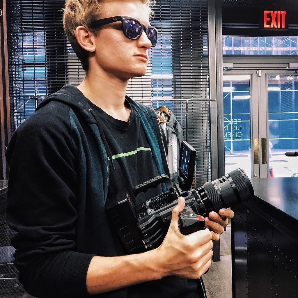 moritzholzinger's tweet photo. Dope #RED camera 🔴
@serenaciechi 
#red #camera #redshop #redstore #nyc #cinematography #redepic #scarlet #raven https://t.co/0keHMgdNkx https://t.co/7Zse5syCTZ