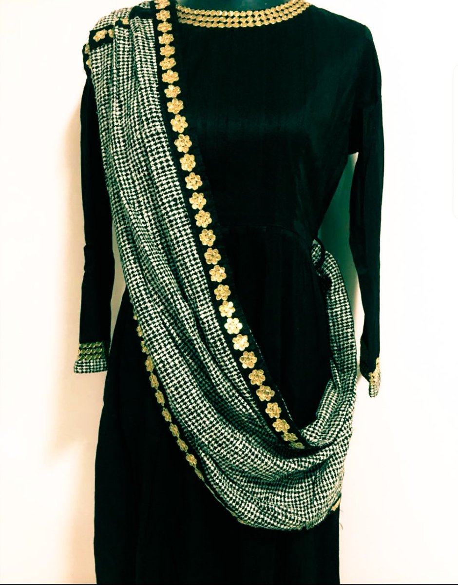 ShwetaJ73228776's tweet photo. BLACK LOOKS VERSATILE😍😍
Styled #monochromatic look
@ShwetbyShwetasinghvis collection
#black #evergreen #mydesign #handloom #handcrafted #gottapatti # #gown #gorgeous #weekend #Friday #coutoure #silkbaseclosure #silhouette #mumbai #magnificent #astonishing #affordbaleluxury https://t.co/bvZ1l9Tw5H