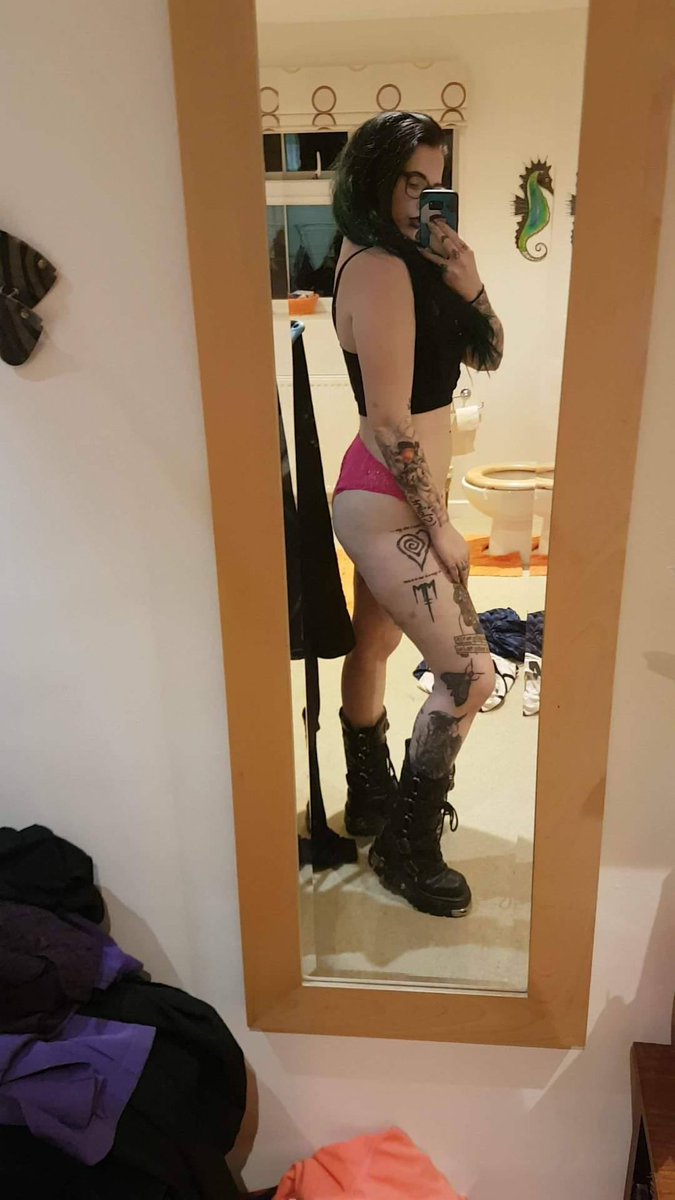 AltTattooed's tweet photo. Yoir Gunna Get Owned By Her.. Dont Fight It Just Give In To It! #newmodel #footfetish #paypig #cashhungry https://t.co/9kkqMzgiju
