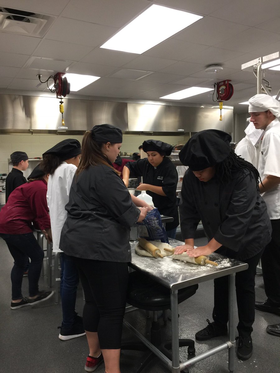 HudsonISD's tweet photo. Students are busy preparing breakfast for VETERANS #buzzhhs. #buzzhisd. #buzzhms. #buzzbonner. #buzzpeavy https://t.co/b2DH6Y1XRl