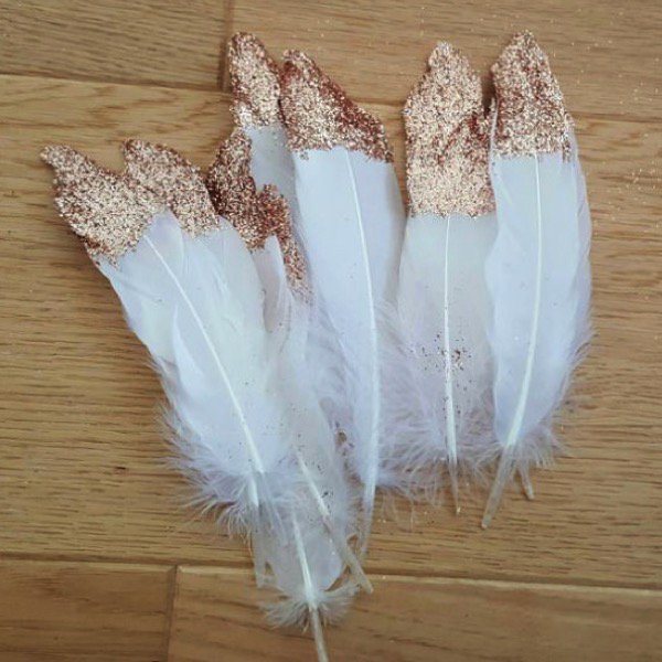 Perfect_Wedding's tweet image. How to create you own glitter-dipped feathers &amp;gt;&amp;gt; bit.ly/2vxiEXL