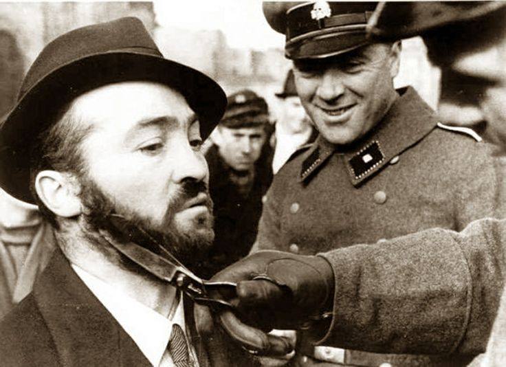 janmathisen's tweet photo. Ham med dødningehoved er hverken Søren @espersendf  eller Kenneth Kristensen. https://t.co/QWKyQuoKQy