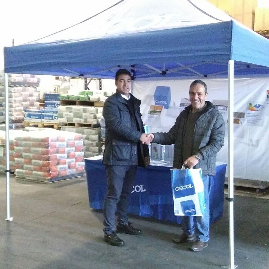 GECOLoficial's tweet photo. Hoy, a pesar del tiempo estamos en @Isolana1 Miranda de Ebro, Burgos. @MMorteGECOL con Delegado Jose Casado, su jefe de almacén Javier, y su cliente Const. Floren https://t.co/76cERJkWtD