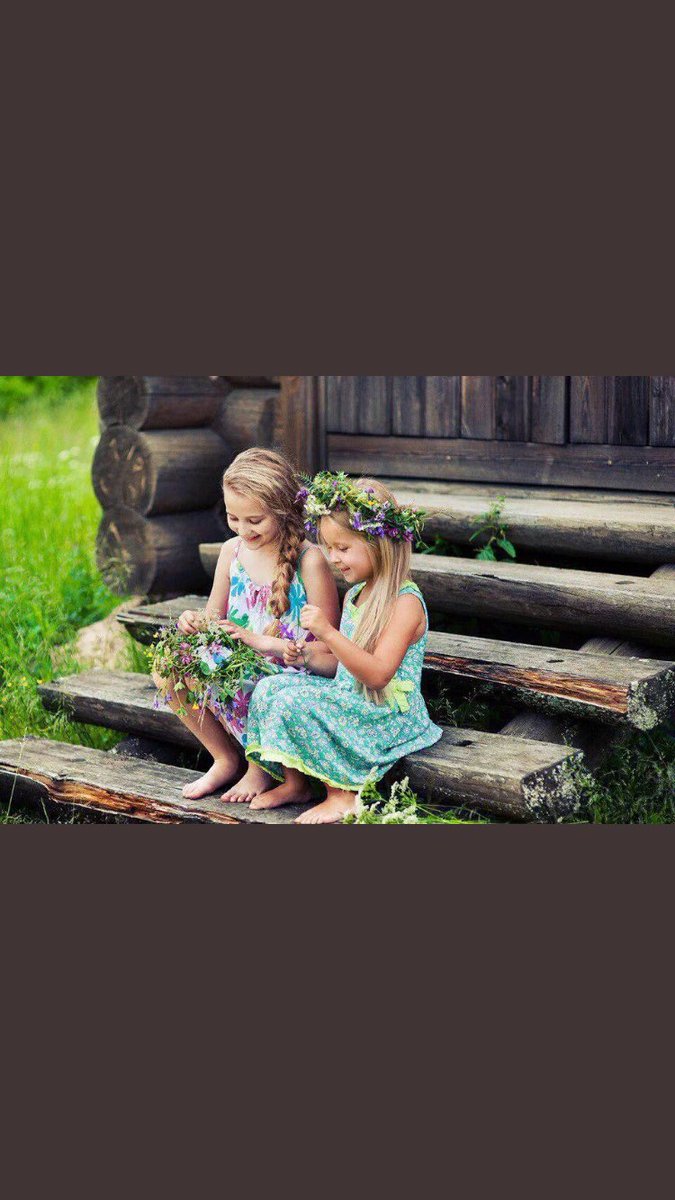 앞만 보고 걷다보면
내 옆에 누가 있는지
내 뒤에 누가 있는지 알지 못 합니다

앞만 보고 걸어가면 빨리갈수 있겠지만
혼자걷는 쓸쓸한 인생길이 되고맙니다

내 인생이 외로워서 울지않게
옆도 보고 뒤도 보면서 

따뜻한 손맞잡고 즐겁게 걸어가세요