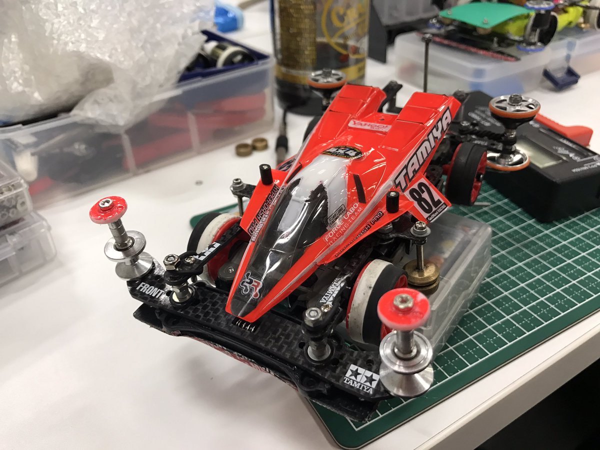 rabbits4wd's tweet photo. 昨日はグリーさんで六本木グランプリに参加して来ました。リーグ決勝戦参加止まりでしたが、ゲストの前ちゃんにファイヤードラゴンを結構応援してもらえたので嬉しかったです！ #mini4wd https://t.co/DqiPTkmoMC