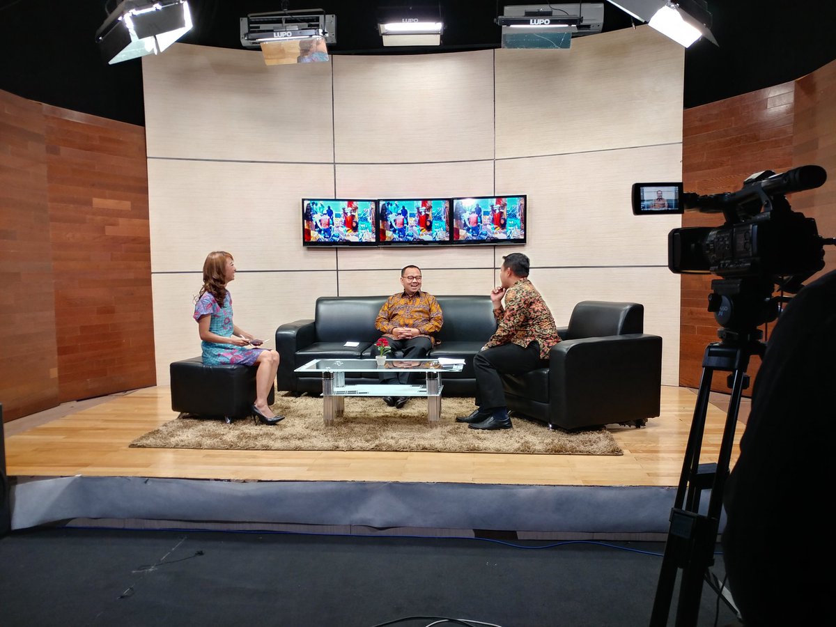sudirmansaid's tweet photo. Wawancara di Studio TVKU @semarang. Cerita beragam hal termasuk bagaimana membangun @ProvinsiJATENG. https://t.co/d6lLMTXTUy