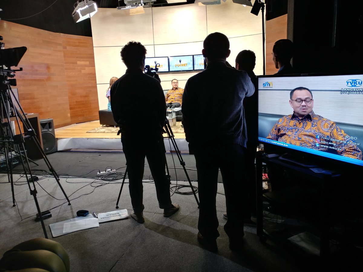 sudirmansaid's tweet photo. Wawancara di Studio TVKU @semarang. Cerita beragam hal termasuk bagaimana membangun @ProvinsiJATENG. https://t.co/d6lLMTXTUy