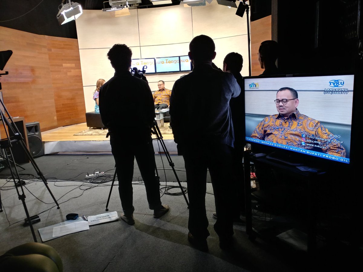 sudirmansaid's tweet photo. Wawancara di Studio TVKU @semarang. Cerita beragam hal termasuk bagaimana membangun @ProvinsiJATENG. https://t.co/d6lLMTXTUy