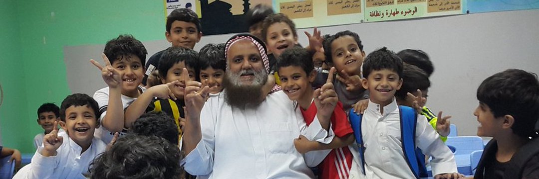 شابت لحانا في التعليم
ولم نسمع و نشاهد من قبل
 التهم تكال للمعلم 
من المجتمع و وزارته كما يحصل الآن

أهلُ الوظائف والمناصب كلّهم
مرّوا بدرسك قبل أنْ يتقدّموا

 علّمتَهم نُطْقَ الحروف ورَسْمَها
وتعبتَ في التعليم حتى يفهموا