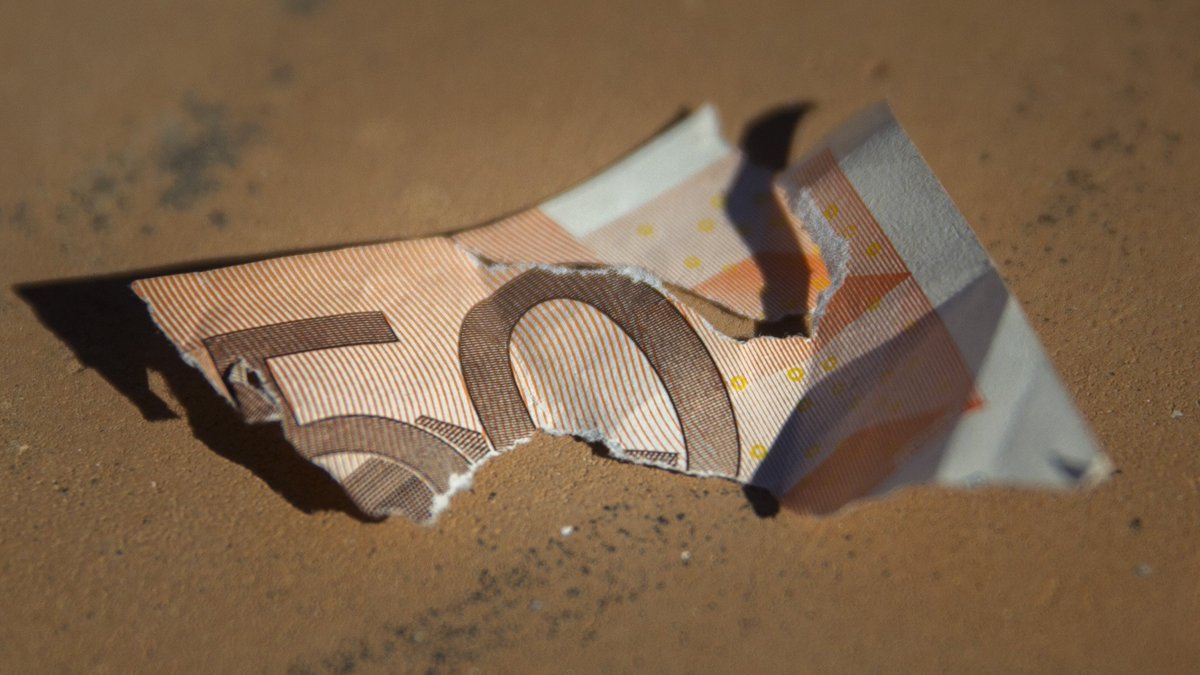 MiguelMorenatti's tweet photo. Me he encontrado este trozo de billete de 50 euros en la Calle Resolana, Sevilla. Si eres el dueño del resto del billete, te doy mi trozo a cambio de que nos cuentes cómo pasó, ya por curiosidad... https://t.co/ptsEt66jWp