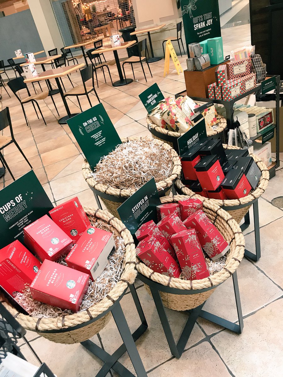 VictorStarbucks's tweet photo. starbucks is wishing you a happy holiday! ♥️❄️💚 https://t.co/Qw08yaulvQ